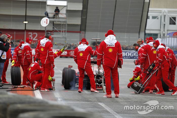 Antonio Giovinazzi, Ferrari F60, pit stop