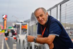 Giorgio Piola sulla pit lane di F.1