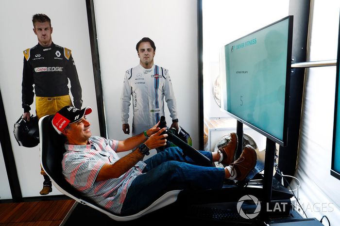 Un fan en el simulador de F1