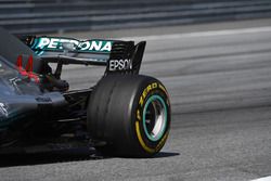 Lewis Hamilton, Mercedes-AMG F1 W09 blistered rear tyre