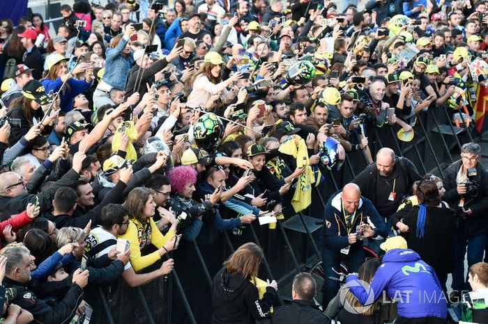 Valentino Rossi, Yamaha Factory Racing con sus fans