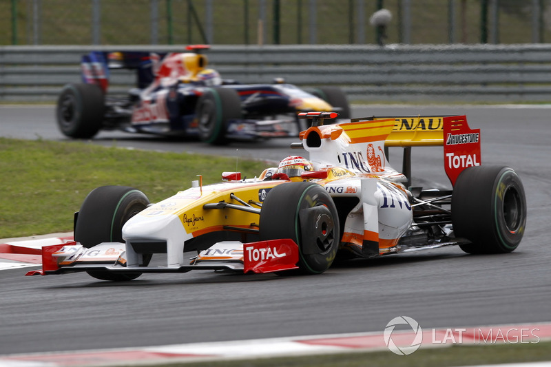 Fernando Alonso, Renault F1 Team R29 leads Mark Webber, Red Bull Racing RB5