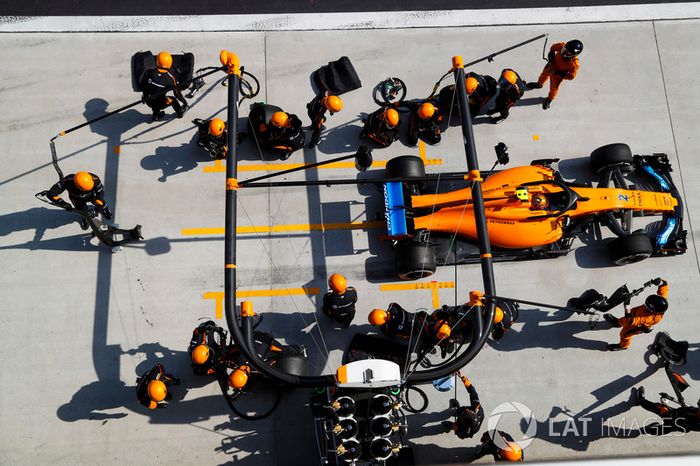 Stoffel Vandoorne, McLaren MCL33 Renault, sale de su pit box