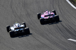 Lance Stroll, Williams FW41 ve Sergio Perez, Force India VJM11