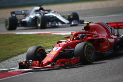 Кими Райкконен, Ferrari SF71H, и Льюис Хэмилтон, Mercedes AMG F1 W09