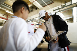 Lewis Hamilton, Mercedes AMG F1, con fans