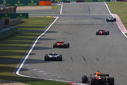 Kimi Raikkonen, Ferrari SF71H, Lewis Hamilton, Mercedes AMG F1 W09, et Daniel Ricciardo, Red Bull Racing RB14 Tag Heuer