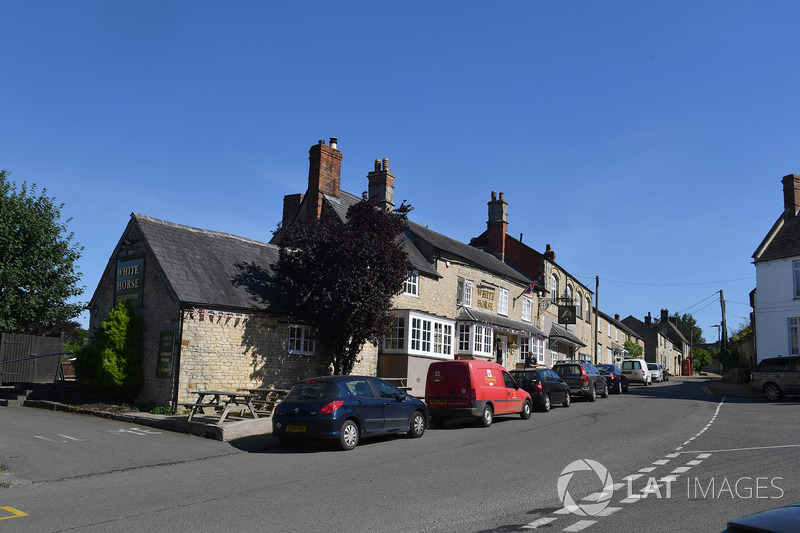 Silverstone Village e pub White Horse