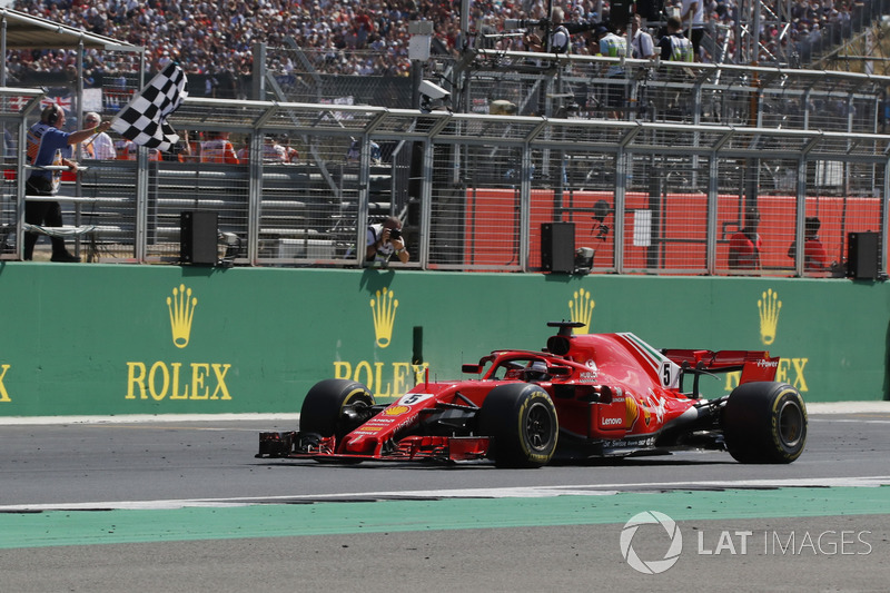 Il vinciore della gara Sebastian Vettel, Ferrari SF71H, prende la bandiera a scacchi