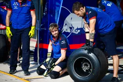 Des mécaniciens de Toro Rosso s'entraînent aux arrêts aux stands