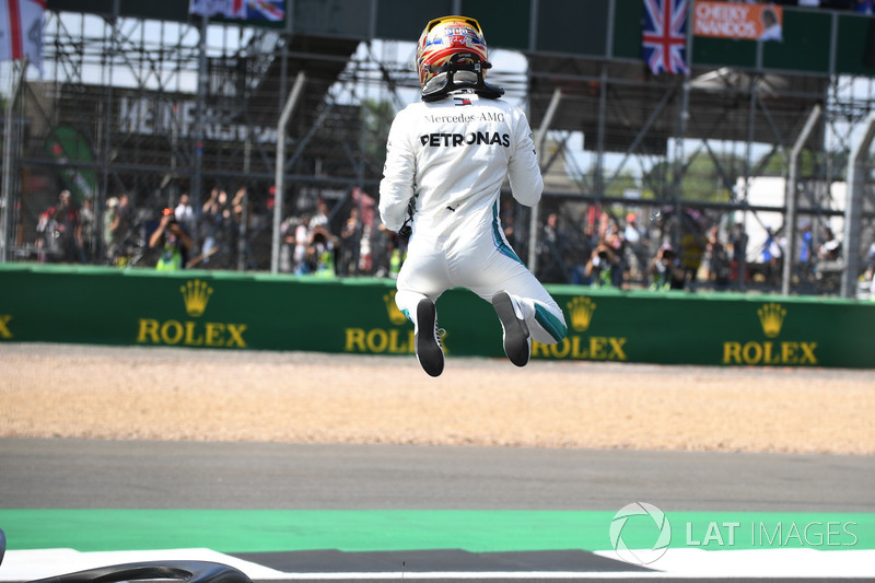 Il poleman Lewis Hamilton, Mercedes-AMG F1, festeggia nel parco chiuso