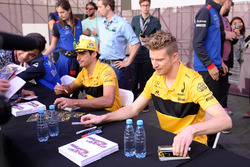 Carlos Sainz Jr., Renault Sport F1 Team et Nico Hulkenberg, Renault Sport F1 Team lors de la séance d'autographes