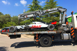 La voiture de Romain Grosjean, Haas F1 Team VF-18 est ramenée au stand