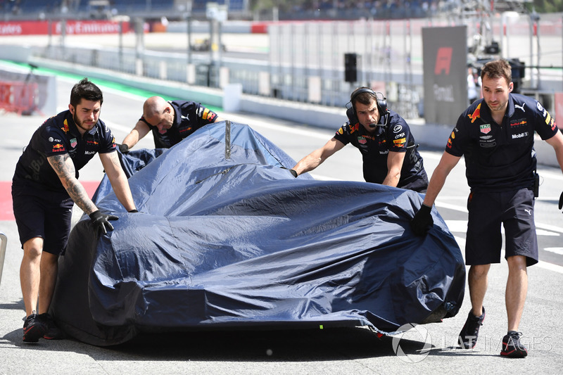 El coche chocado de Daniel Ricciardo, Red Bull Racing RB14llevado a pits1