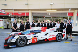 #7 Toyota Gazoo Racing Toyota TS050-Hybrid with team members