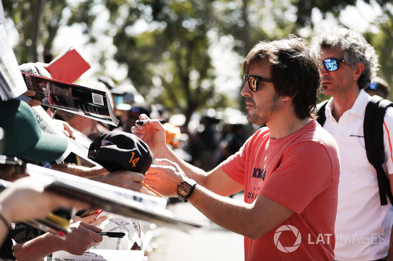 Fernando Alonso, McLaren, firma autógrafos para fanáticos