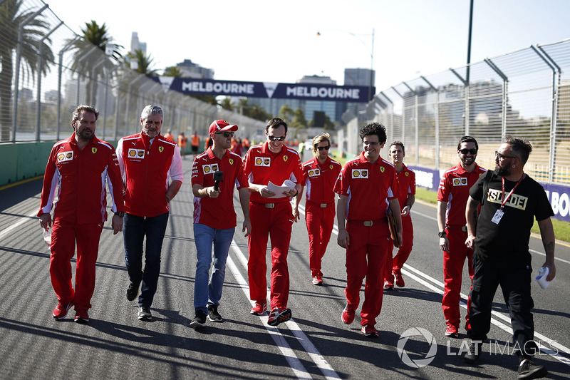 Sebastian Vettel, Ferrari, cammina lungo il circuito