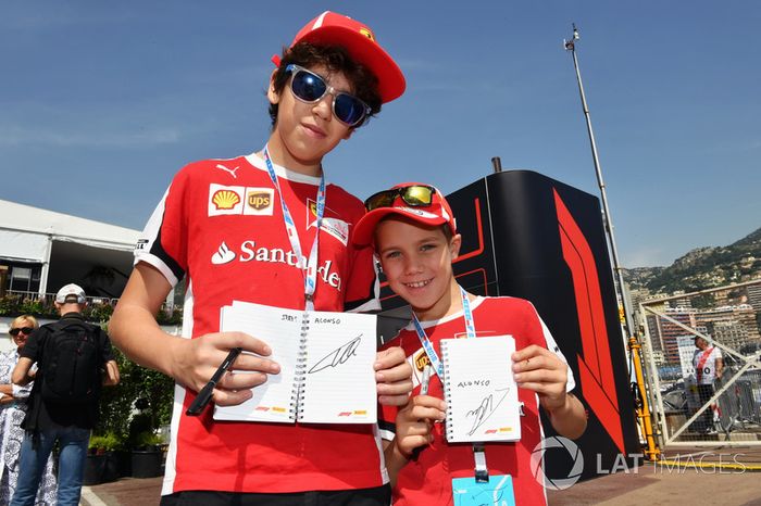 Fans de Ferrari muestran el autógrafo de Fernando Alonso, McLaren