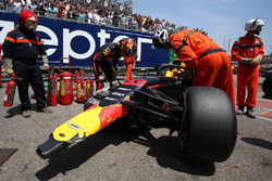 Max Verstappen, Red Bull Racing RB14 looks at his crashed car