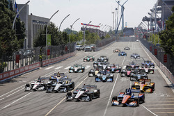 Josef Newgarden, Team Penske Chevrolet, Scott Dixon, Chip Ganassi Racing Honda mènent au départ
