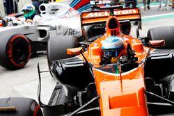 Fernando Alonso, McLaren MCL32, celebra su regreso a Parc Ferme con Felipe Massa, Williams FW40