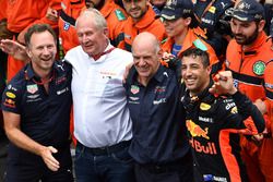 Race winner Daniel Ricciardo, Red Bull Racing celebrates in parc ferme with Christian Horner, Red Bull Racing Team Principal, Dr. Helmut Marko, Red Bull Motorsport Consultant and Adrian Newey, Red Bull Racing