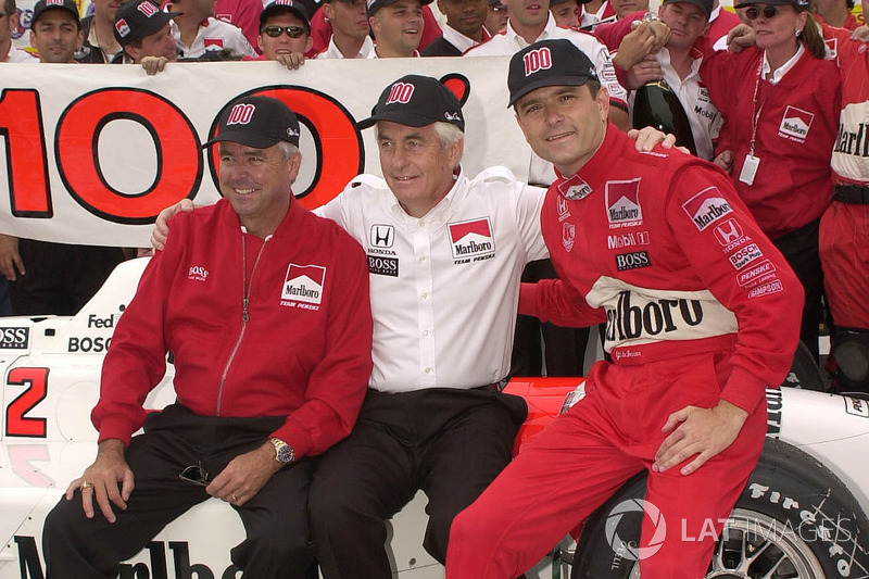 Rick Mears, Roger Penske, e Gil de Ferran festeggiano la 100esima vittoria del Team Penske in IndyCar