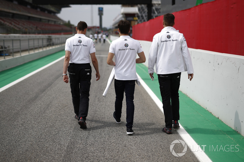 Charles Leclerc, Sauber, cammina lungo il circuito
