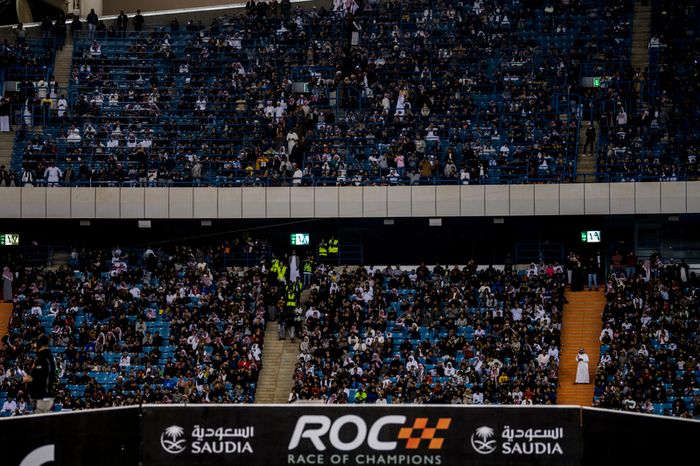 Los fanáticos disfrutan el ambiente