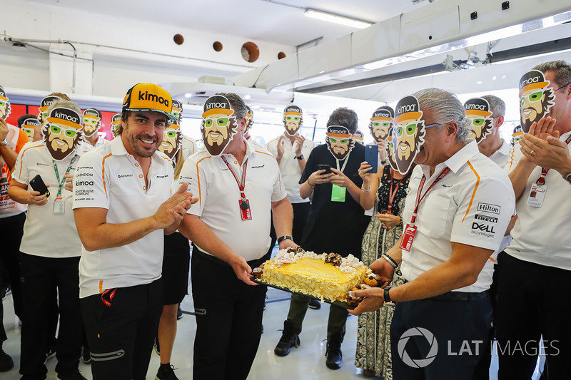 McLaren regala una tarta a Fernando Alonso por su cumpleaños