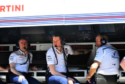 Paddy Lowe, accionista y director técnico de Williams y Rob Smedley, jefe de rendimiento de vehículos de Williams