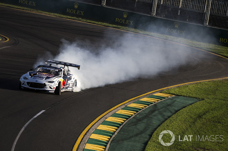 "Mad Mike" Michael Whiddett, Mazda RX7 ve yolcusu Daniel Ricciardo, Red Bull Racing