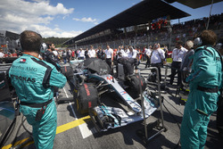 Engineers on the grid with Lewis Hamilton, Mercedes AMG F1 W09