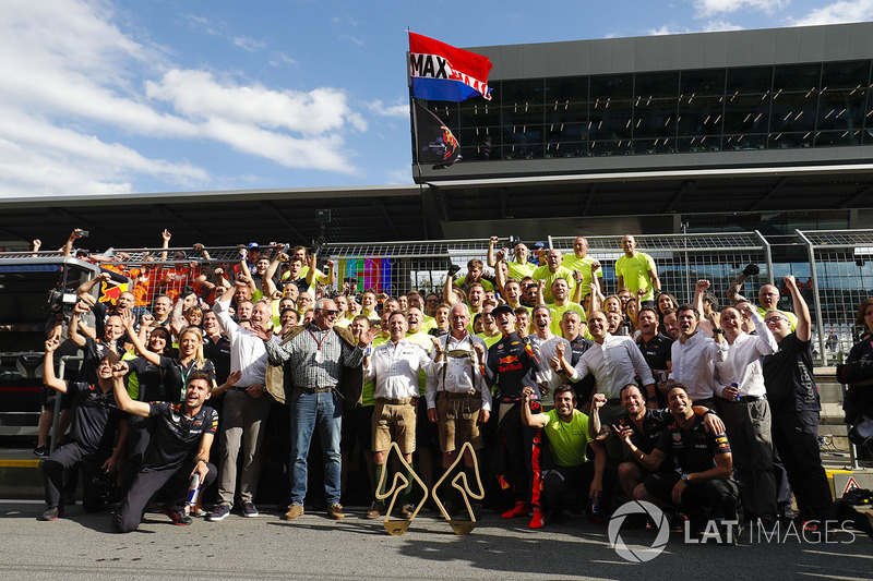 Jonathan Wheatley, manager, Red Bull Racing, Dietrich Mateschitz, PDG et confondateur de Red Bull GmbH, Christian Horner, diecteur, Red Bull Racing, Helmut Markko, Consultant, Red Bull Racing, Max Verstappen, Red Bull Racing, vainqueur, fêtent la victoire avec l'équipe Red Bull