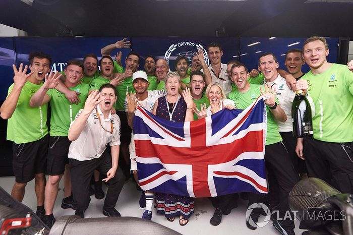 Los campeones de ese año, Mercedes en pilotos y Hamilton en equipos