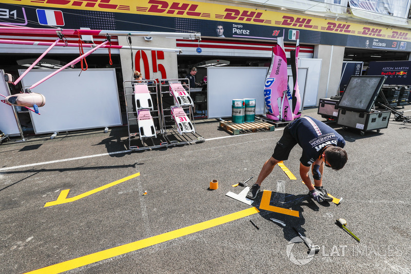 Kru tim Force India mempersiapkan kotak pit