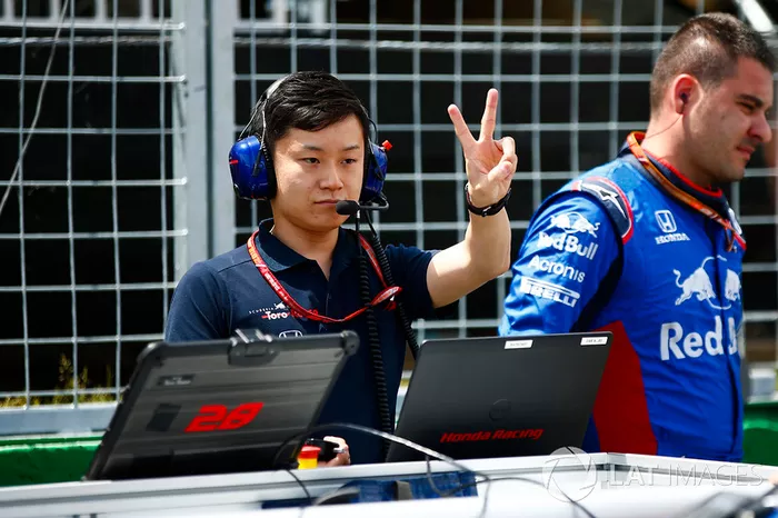 Un ingeniero de Toro Rosso Honda en la parrilla