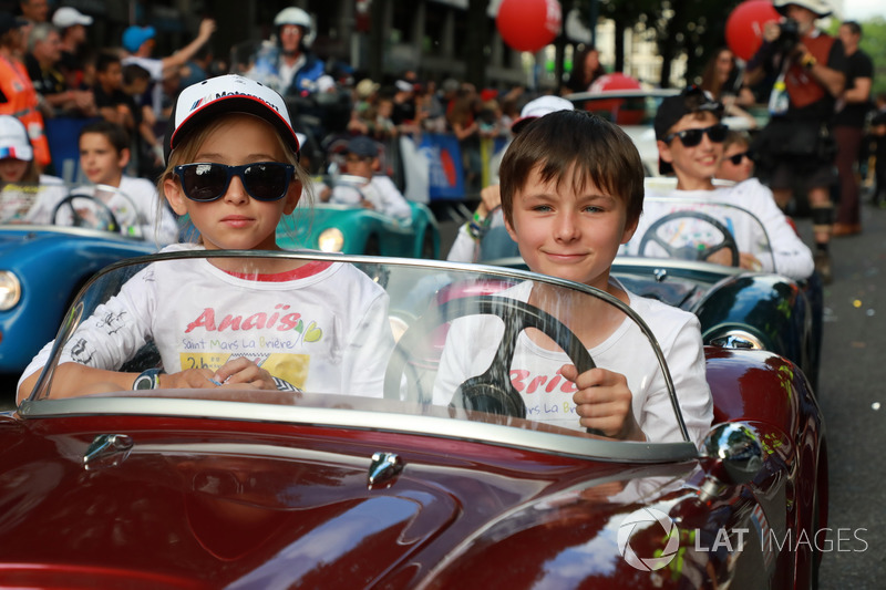 Kleine wagentjes tijdens de rijdersparade