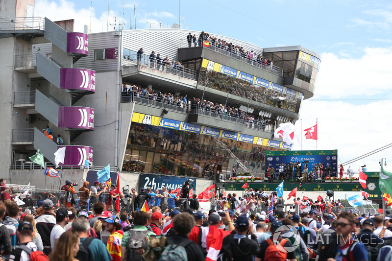Podio general: ganadores Sébastien Buemi, Kazuki Nakajima, Fernando Alonso, Toyota Gazoo Racing