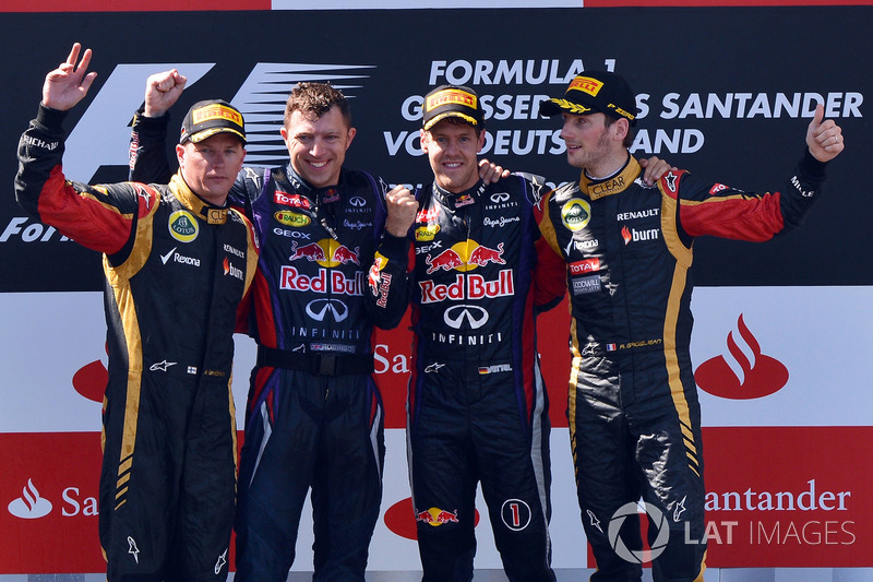 Podio: Kimi Raikkonen, Lotus F1, Joe Robinson, Red Bull Racing mecánico, Sebastian Vettel, Red Bull Racing y Romain Grosjean, Lotus F1 celebran