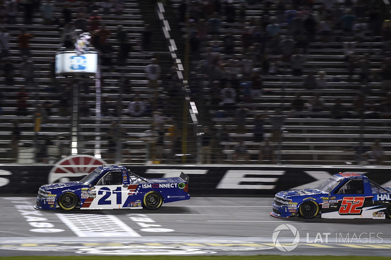6. NASCAR Truck. Джонни Саутер и Стюарт Фризен – 0,092 секунды