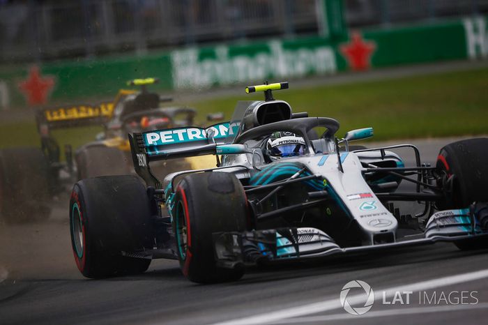 Valtteri Bottas, Mercedes AMG F1 W09, se va largo con Carlos Sainz detrás