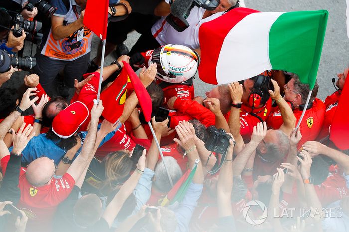 El ganador del GP de Canadá, Sebastian Vettel, Ferrari celebra su victoria en parc ferme con el equipo
