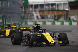 Nico Hulkenberg, Renault Sport F1 Team R.S. 18., leads Carlos Sainz Jr., Renault Sport F1 Team R.S.