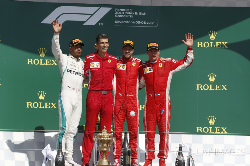Lewis Hamilton, Mercedes-AMG F1,Claudio Albertini, ingeniero de Ferrari, Sebastian Vettel, Ferrari y Kimi Raikkonen, Ferrari, en el podio