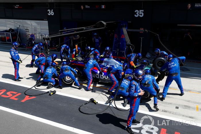 Pierre Gasly, Toro Rosso STR13, en boxes
