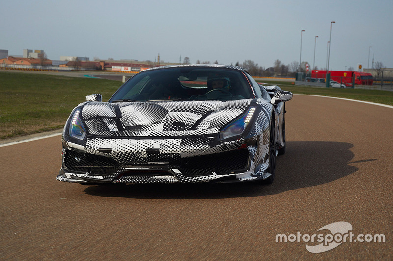 Valentino Rossi prueba el Ferrari 488 Pista