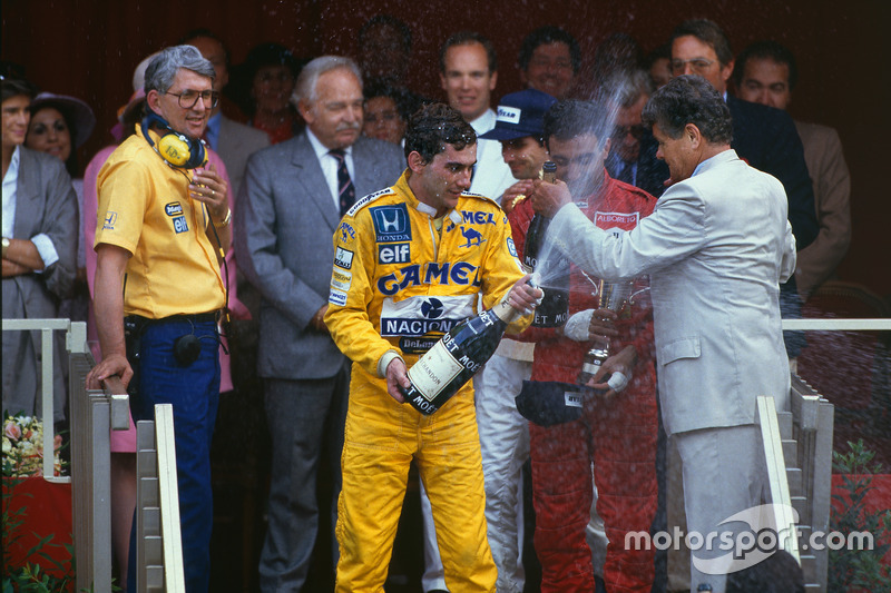 1. Ayrton Senna, Team Lotus, mit Peter Warr, Team Lotus, Teamchef