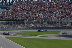 Sergio Perez, Sahara Force India VJM10, Esteban Ocon, Sahara Force India VJM10 et Sebastian Vettel, Ferrari SF70H en lutte