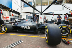La Haas F1 Team VF-17 de Romain Grosjean dans les stands